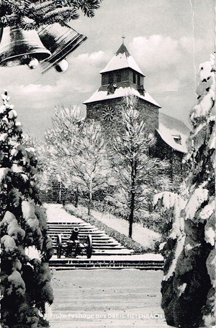 Die  alte Haubitze auf dem Vorplatz der Ev. Kirche �Am Liesch"