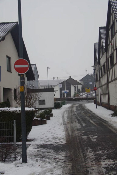 Es wäre rechts an der Gebäudewand genügend Platz auch bei Gegenverkehr!